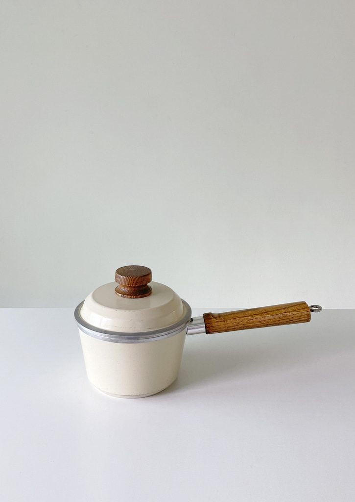 1 QT Cookware Pot / Wood handle