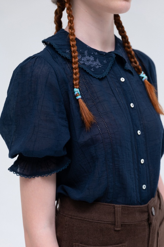 Via Loret embroidery collar blouse (navy)
